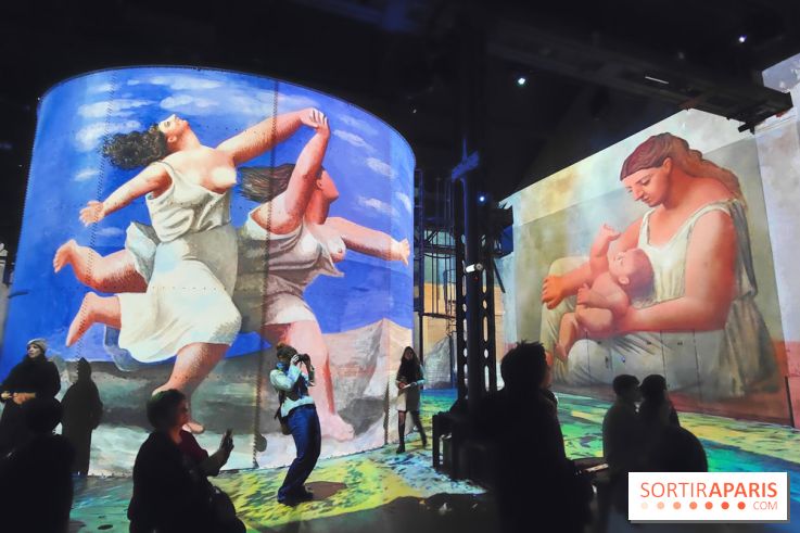 Picasso à l'Atelier des Lumières - Deux Femmes courant sur la plage (La course), 1921, © Succession  Picasso 2024; © GrandPalaisRmn (musée national Picasso-Paris)/ Mathieu Rabeau