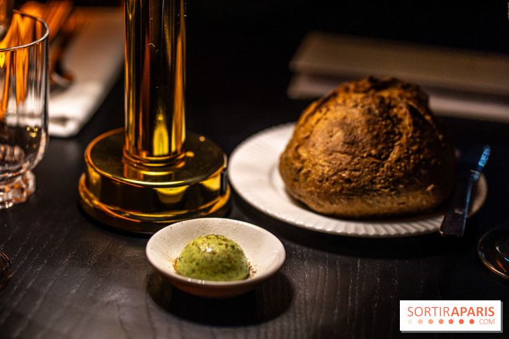 Monsieur Claude, le restaurant par Danny Khezzar à Rueil dans le 92 - pain et beure à l'ail des ours
