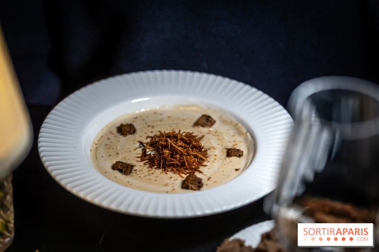 Monsieur Claude, le restaurant par Danny Khezzar à Rueil dans le 92 - LE VELOUTÉ Velouté de topinambours, fève de tonka, chèvre frais ail & fines herbes et chips de panais