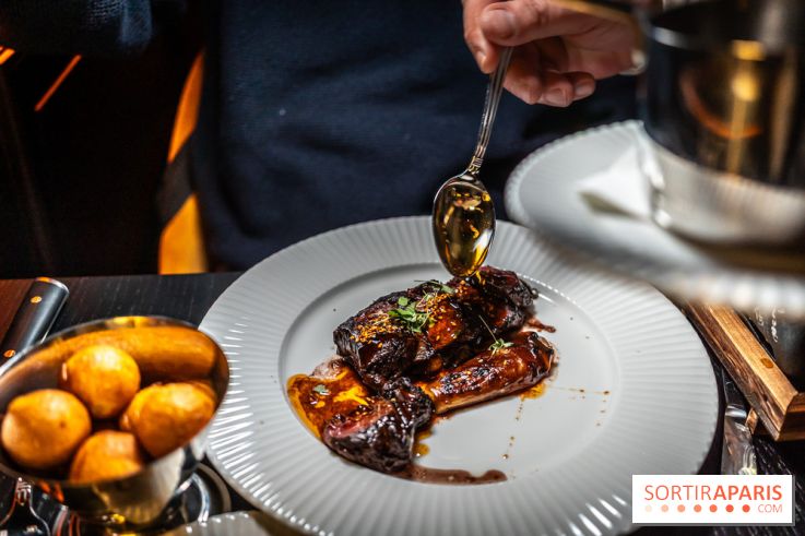 Monsieur Claude, le restaurant par Danny Khezzar à Rueil dans le 92 - L'ONGLET DE LA MAISON METZGER Onglet de bœuf, laquage du Chef, échalote confite, sésame au kimchi, jus de bœuf à l'échalote, et pomme dauphine maison