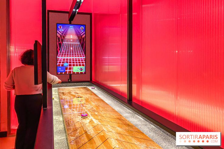 Pucks, l'enseigne de shuffleboard à Poissonnière