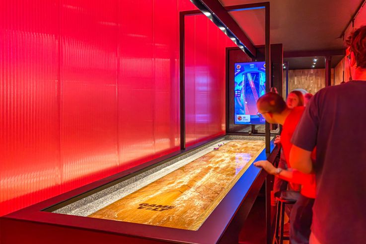 Pucks, l'enseigne de shuffleboard à Poissonnière - IMG 4451