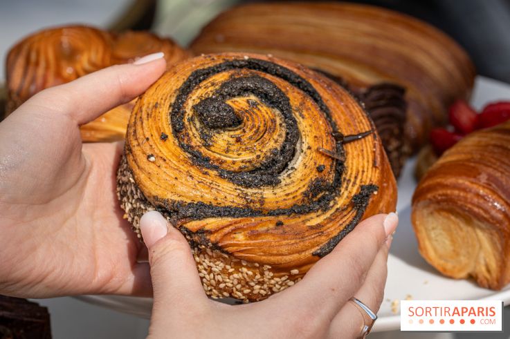 La boulangerie de Christophe Louie lance les nouvelle viennoiseries folles d'Anthony Nguyen - roulé sésame noir