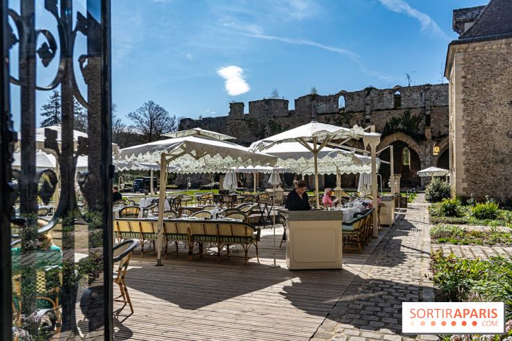 Les Chasses, le restaurant insolite avec une superbe terrasse à l'Abbaye des vaux de Cernay dans les Yvelines