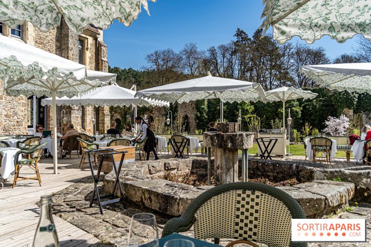 Les Chasses, le restaurant insolite avec une superbe terrasse à l'Abbaye des vaux de Cernay dans les Yvelines
