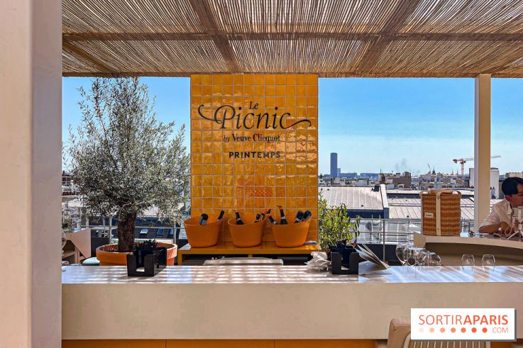 La terrasse estivale du Printemps Haussmann 2025 avec vue sur Paris et la Tour Eiffel
