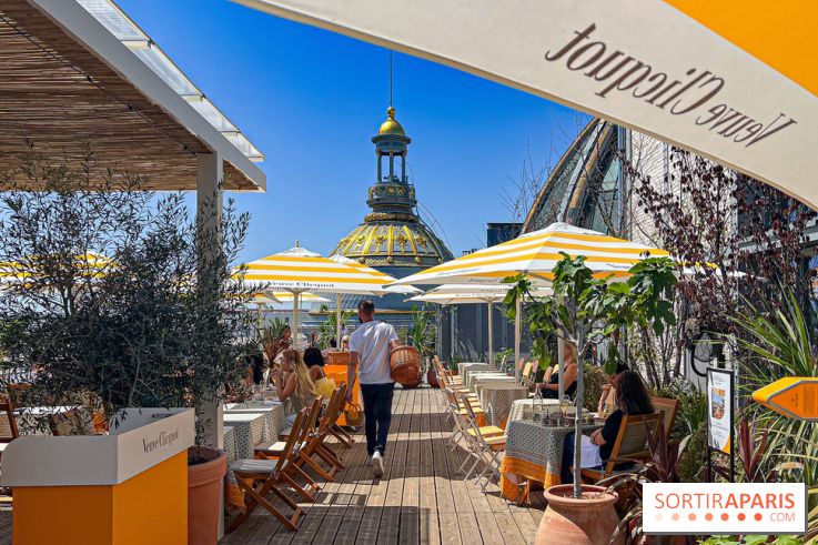 La terrasse estivale du Printemps Haussmann 2025 avec vue sur Paris et la Tour Eiffel