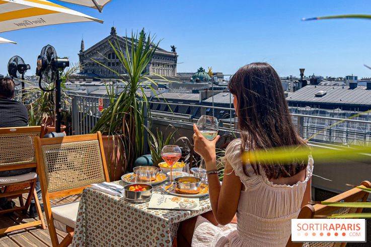 La terrasse estivale du Printemps Haussmann 2025 avec vue sur Paris et la Tour Eiffel