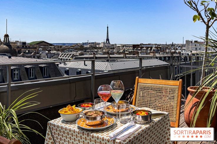 La terrasse estivale du Printemps Haussmann 2025 avec vue sur Paris et la Tour Eiffel