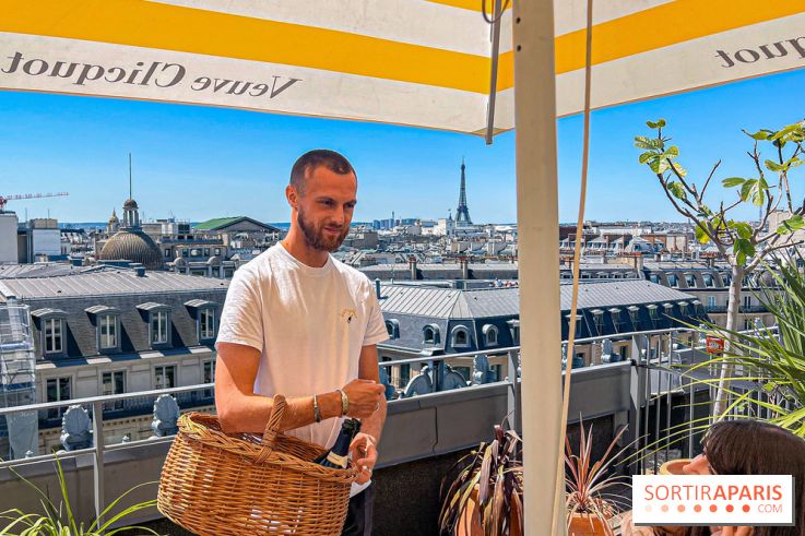 La terrasse estivale du Printemps Haussmann 2025 avec vue sur Paris et la Tour Eiffel