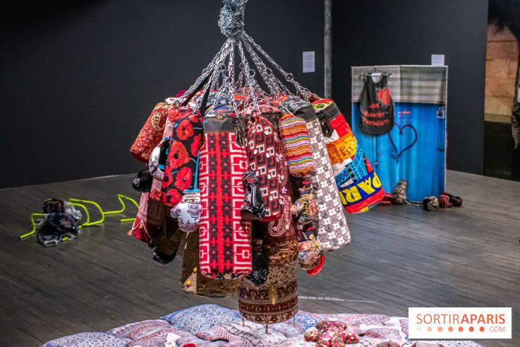 Exposition de vêtements-images de Chalisée Naamani au Palais de Tokyo