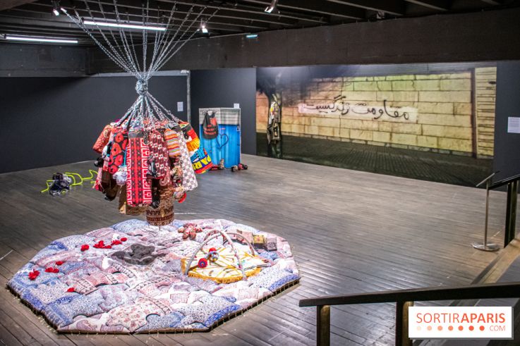 Exposition de vêtements-images de Chalisée Naamani au Palais de Tokyo