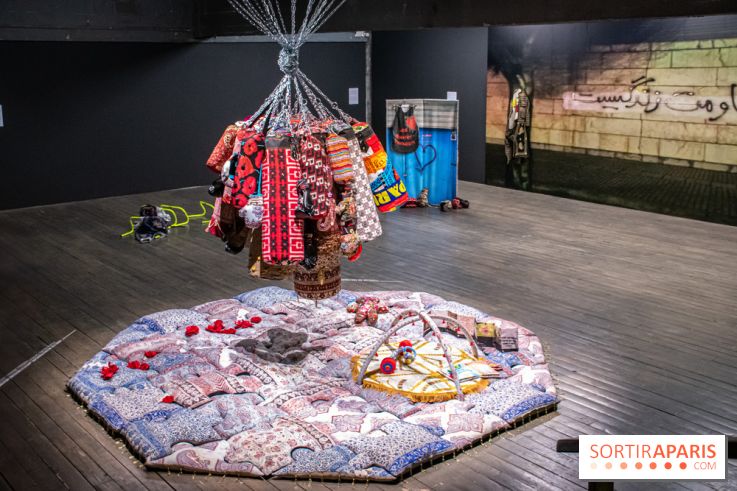 Exposition de vêtements-images de Chalisée Naamani au Palais de Tokyo