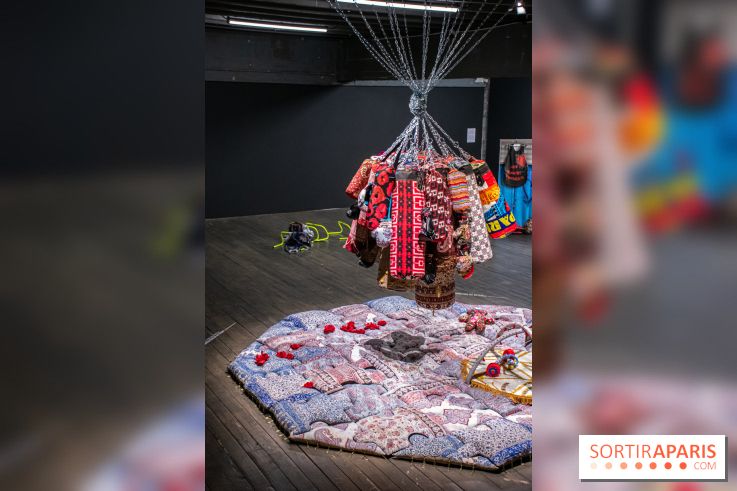 Exposition de vêtements-images de Chalisée Naamani au Palais de Tokyo
