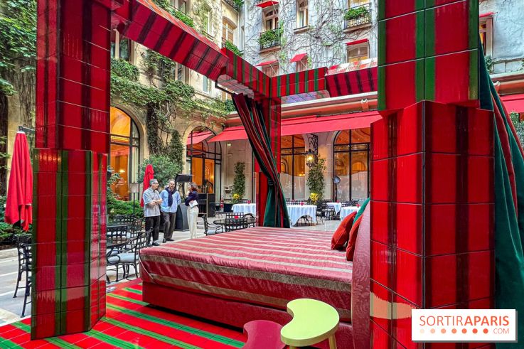 Plaza Athénée : une installation design XXL gratuite signée Uchronia exposée dans la cour du palace - 2