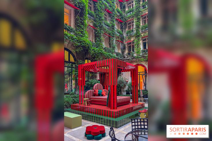 Plaza Athénée : une installation design XXL gratuite signée Uchronia exposée dans la cour du palace