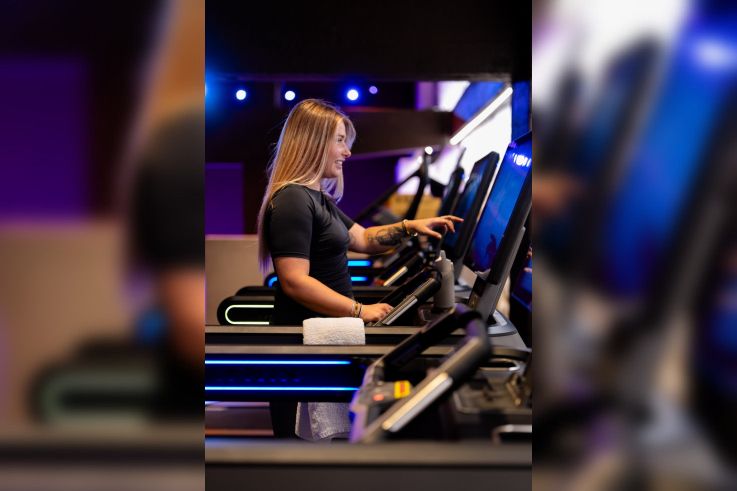 SEMPER Wellness : une salle de sport premium sur les Champs-Elysées - Clara tapis sourire