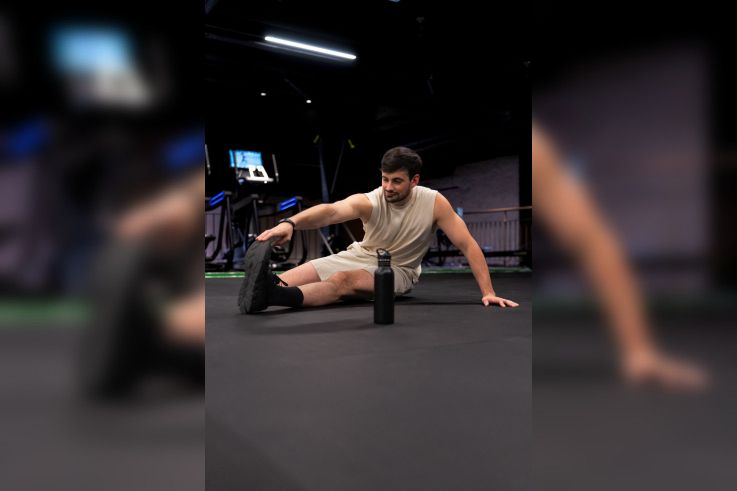 SEMPER Wellness : une salle de sport premium sur les Champs-Elysées - Hugo etirement