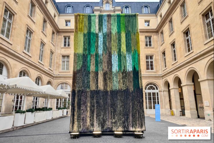 Art Basel Paris 2025 : une installation textile installée dans la cour de l'Hôtel de la Marine - fotor 1760090357522