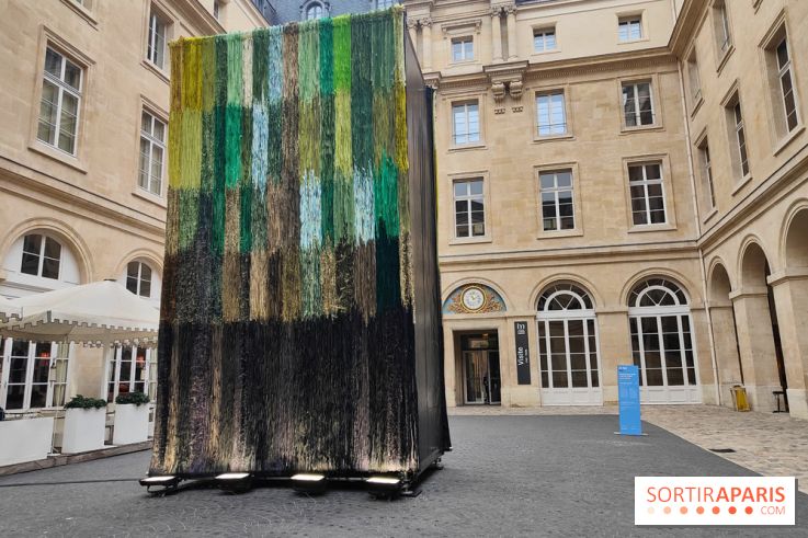 Art Basel Paris 2025 : une installation textile installée dans la cour de l'Hôtel de la Marine - fotor 1760090378058