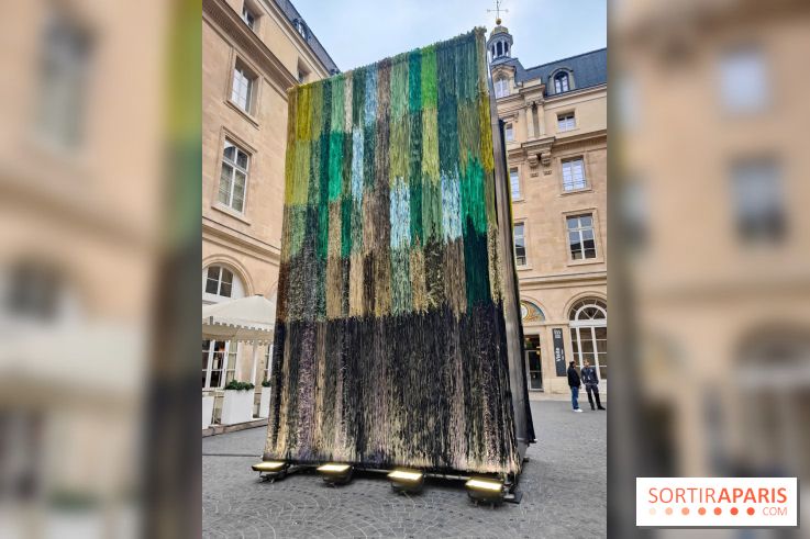 Art Basel Paris 2025 : une installation textile installée dans la cour de l'Hôtel de la Marine - fotor 1760090416841