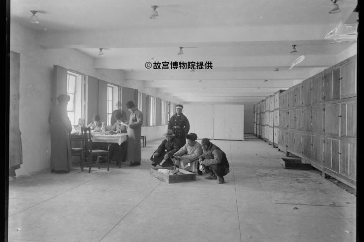 « Un siècle de conservation – de la Cité interdite au Musée du Palais » au Centre Culturel de Chine - 1 12 工作人员在修建完成后延禧宫内工作