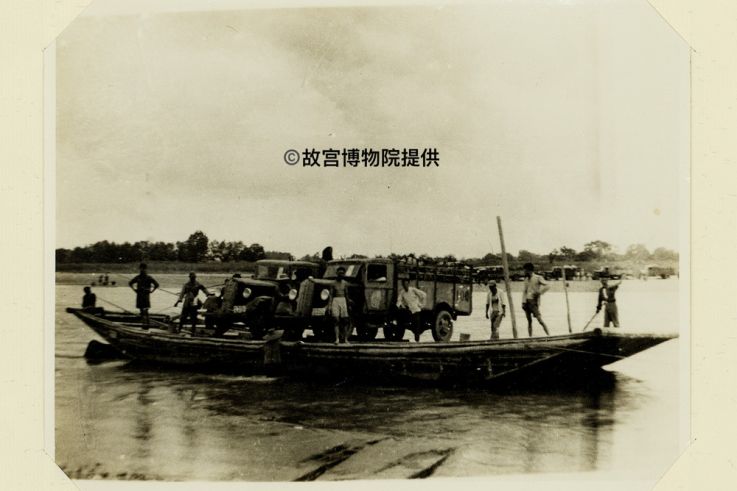 « Un siècle de conservation – de la Cité interdite au Musée du Palais » au Centre Culturel de Chine - 1 26 西迁文物车辆渡河