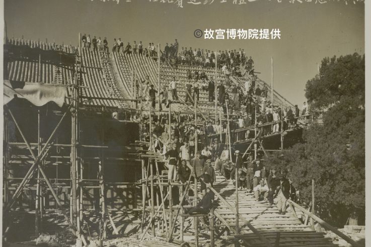« Un siècle de conservation – de la Cité interdite au Musée du Palais » au Centre Culturel de Chine - 2 1修缮乐寿堂工程竞赛运动全体工人合影留念（1953年）