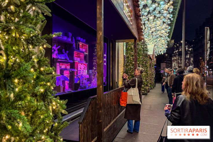 Les vitrines de Noël 2025 du Bon Marché : le grand magasin se métamorphose en (Bon) Marché de Noël