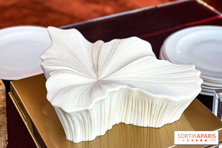 Bûche de Noël Fleur de Vanille du Shangri-La Paris 2025 par Timothy Lan, une création haute couture