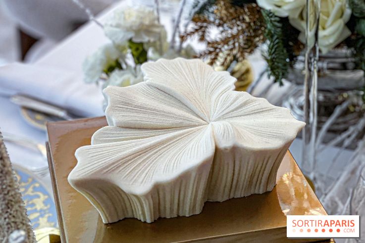 Bûche de Noël Fleur de Vanille du Shangri-La Paris 2025 par Timothy Lan, une création haute couture