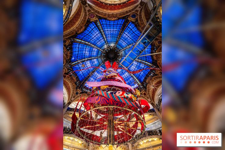 Vitrines et sapin de Noël des Galeries Lafayettes avec Clara Luciani - photos