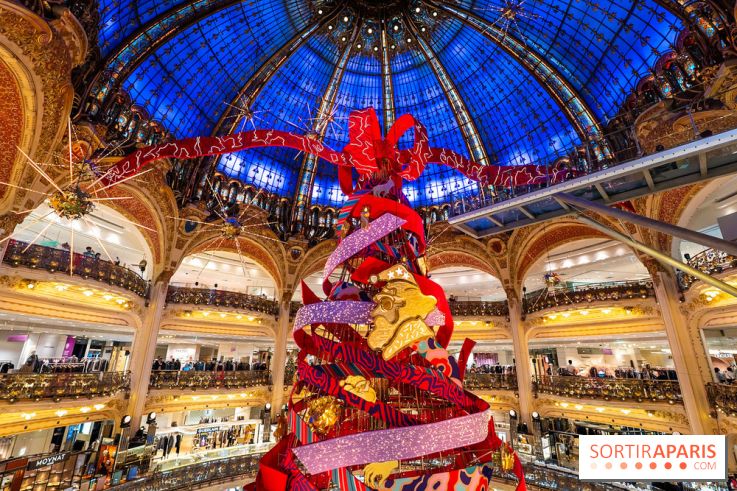 Vitrines et sapin de Noël des Galeries Lafayettes avec Clara Luciani - photos