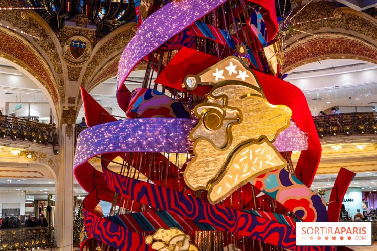 Vitrines et sapin de Noël des Galeries Lafayettes avec Clara Luciani - photos