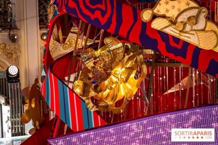 Vitrines et sapin de Noël des Galeries Lafayettes avec Clara Luciani - photos
