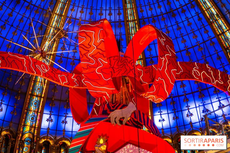 Vitrines et sapin de Noël des Galeries Lafayettes avec Clara Luciani - photos