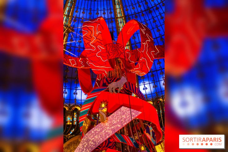 Vitrines et sapin de Noël des Galeries Lafayettes avec Clara Luciani - photos