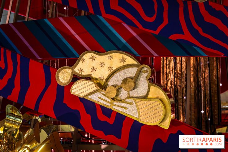 Vitrines et sapin de Noël des Galeries Lafayettes avec Clara Luciani - photos