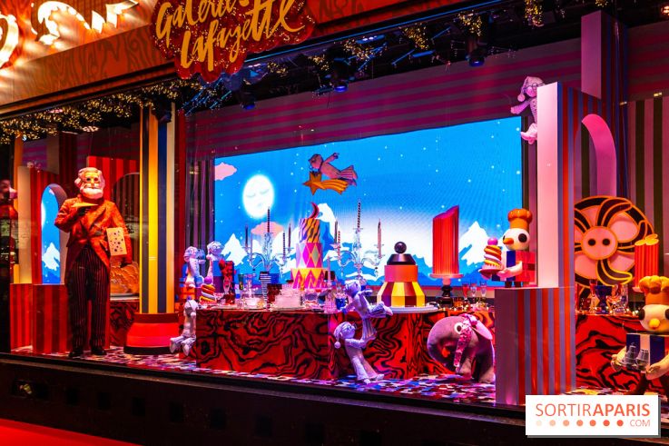 Vitrines et sapin de Noël des Galeries Lafayettes avec Clara Luciani - photos