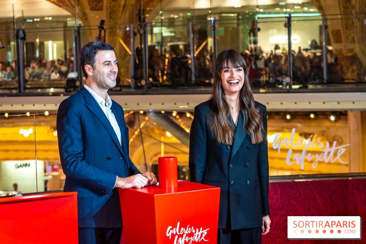 Vitrines et sapin de Noël des Galeries Lafayettes avec Clara Luciani - photos