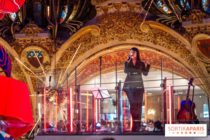 Vitrines et sapin de Noël des Galeries Lafayettes avec Clara Luciani - photos