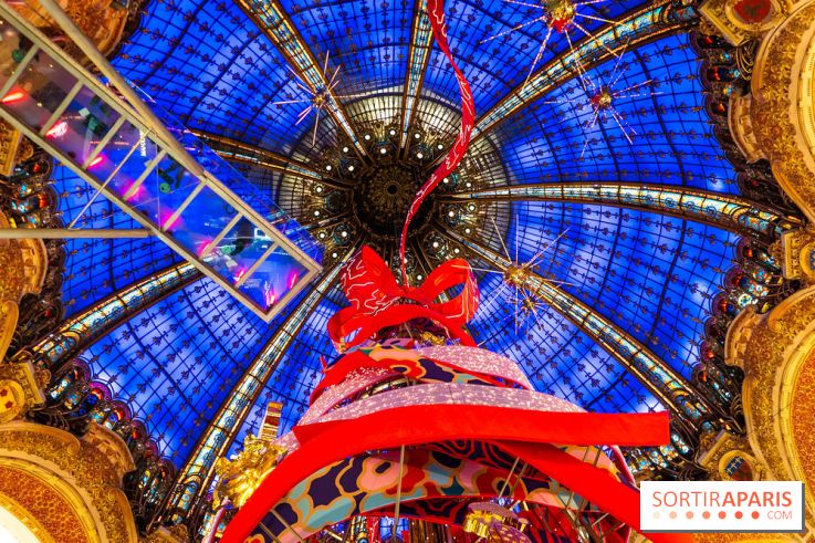 Vitrines et sapin de Noël des Galeries Lafayettes avec Clara Luciani - photos