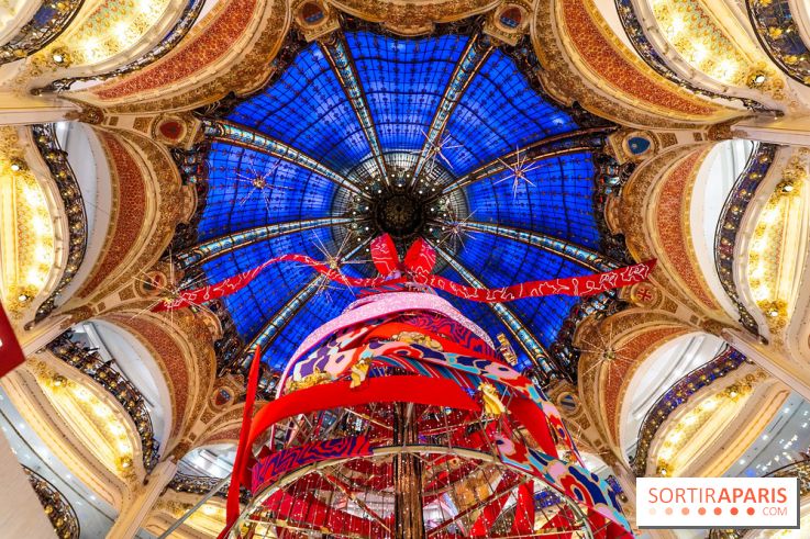 Vitrines et sapin de Noël des Galeries Lafayettes avec Clara Luciani - photos