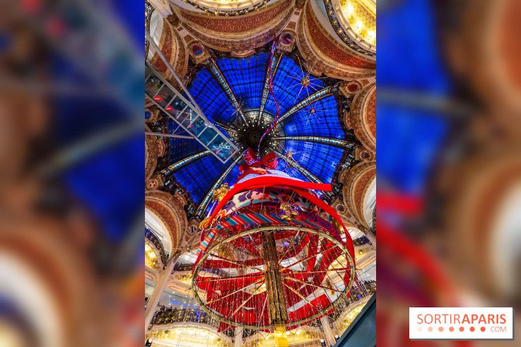 Vitrines et sapin de Noël des Galeries Lafayettes avec Clara Luciani - photos