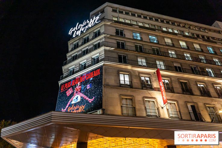 Vitrines et sapin de Noël des Galeries Lafayettes avec Clara Luciani - photos