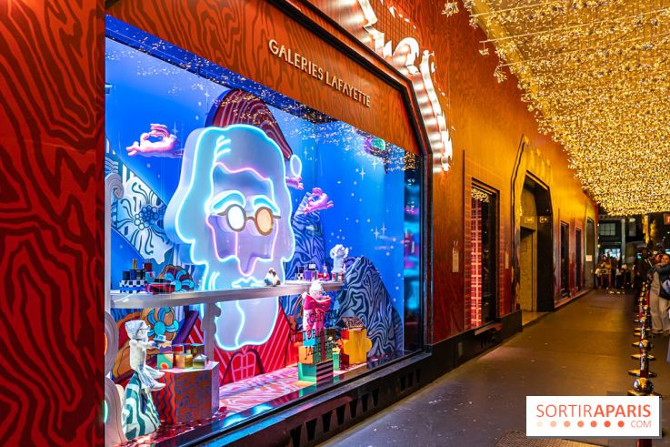 Vitrines et sapin de Noël des Galeries Lafayettes avec Clara Luciani - photos
