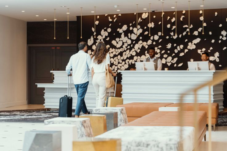 Les fêtes de Noël au Dolce Versailles - Dolce by Wyndham Versailles, Domaine du Montcel   Lobby Couple (16) web