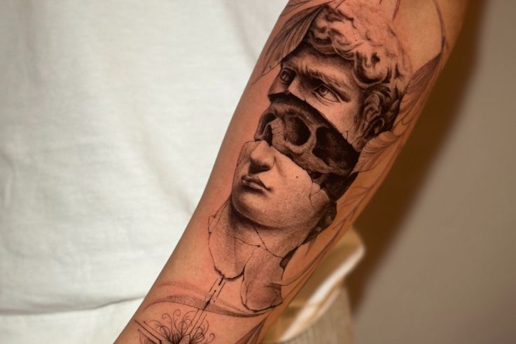 Leandro Muniz: projets de tatouage sur-mesure en micro-réalisme et blackwork à Paris