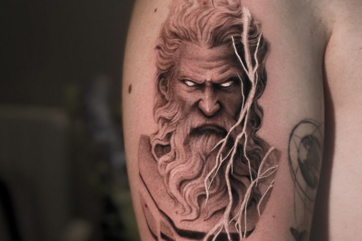 Leandro Muniz: projets de tatouage sur-mesure en micro-réalisme et blackwork à Paris