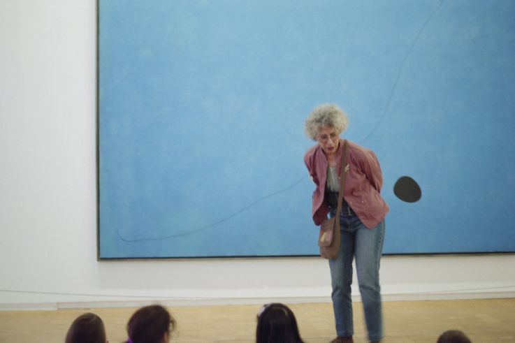 Lettres du quotidien : exposition de Malak et Mona Varichon  - Mona Varichon,  Maman avec un groupe devant Miró, Centre Georges Pompidou, 75004 Paris, Juin 2013 , 2013